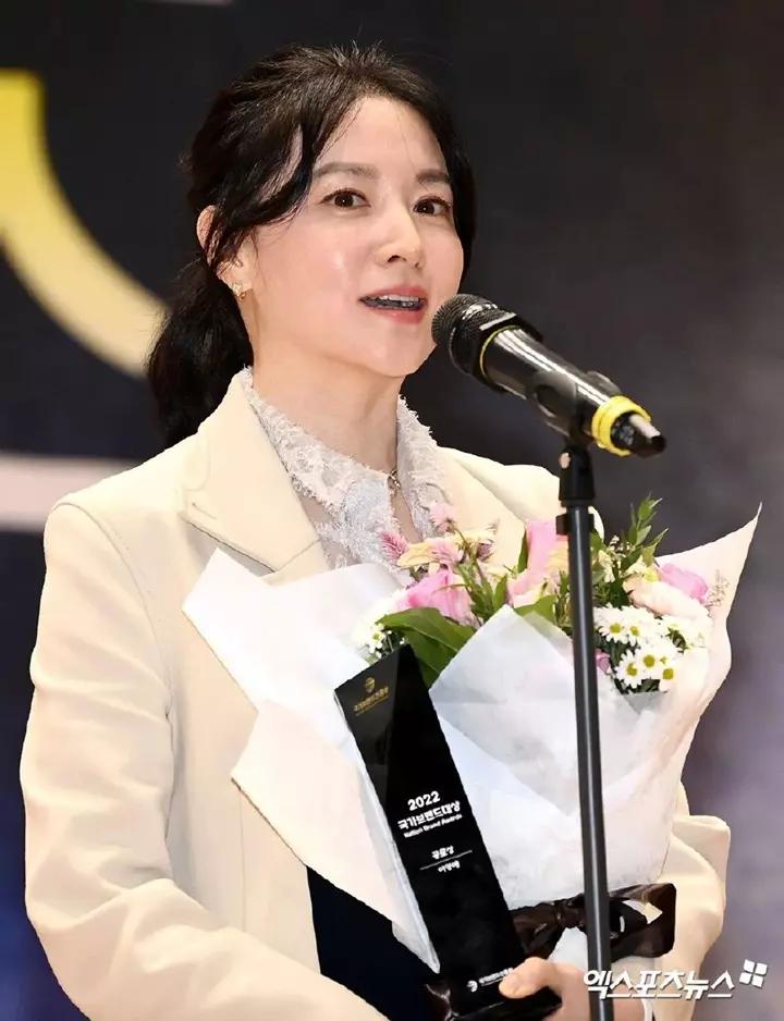 Nàng Dae Jang Geum Lee Young Ae trẻ đẹp ở tuổi 51-1