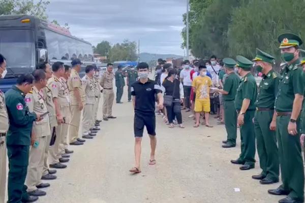 Tiếp nhận thêm 44 công dân Việt Nam trở về từ Campuchia-1