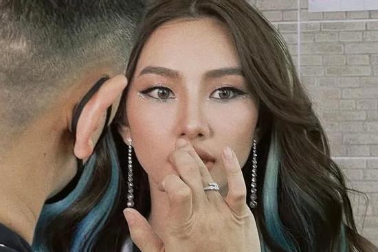 Thùy Tiên 'cháy khét lẹt' với tone makeup mới