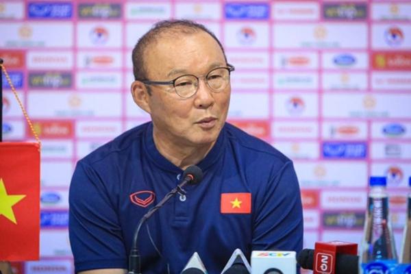HLV Park Hang Seo tìm thông tin cầu thủ Việt kiều trên mạng-1