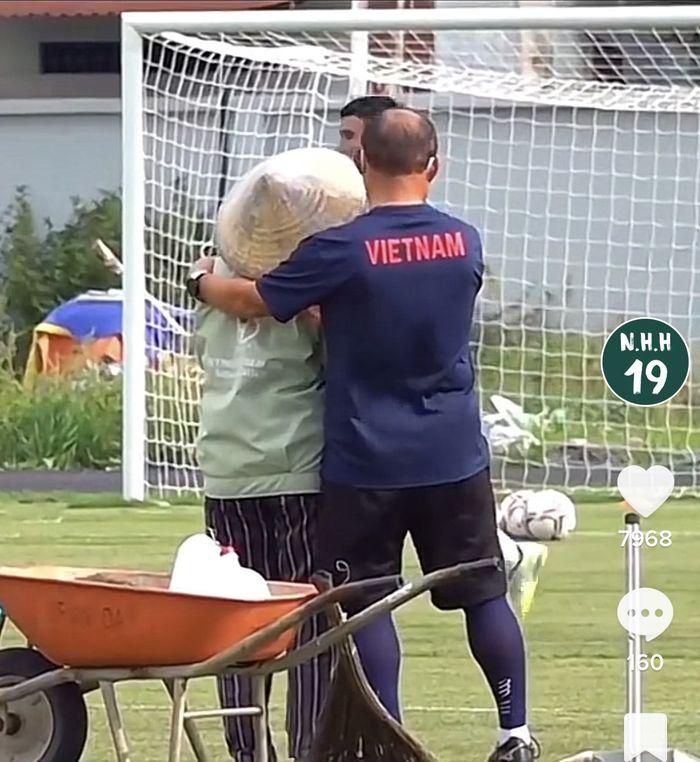 Phản ứng cute có 1 - 0 -2 của thầy Park khi nữ lao công xin chụp ảnh-3