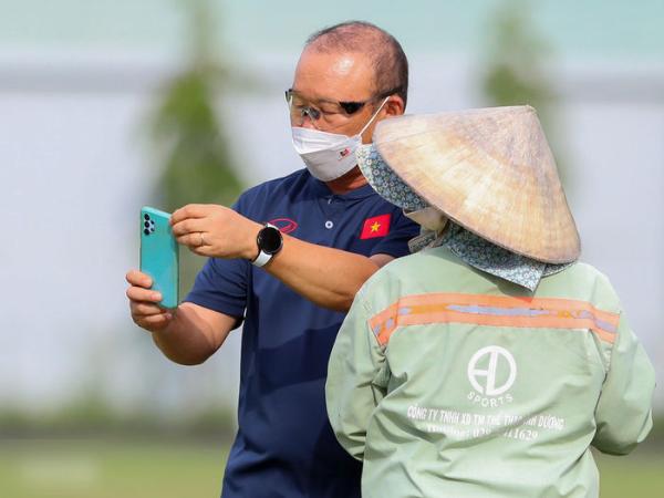 Phản ứng cute có 1 - 0 -2 của thầy Park khi nữ lao công xin chụp ảnh-5