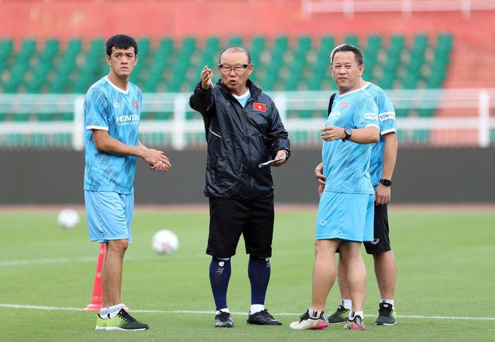 Phản ứng cute có 1 - 0 -2 của thầy Park khi nữ lao công xin chụp ảnh-6