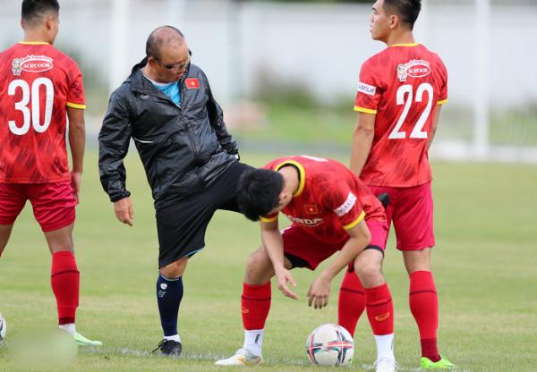 Hình ảnh siêu yêu của thầy Park khi học trò thắng đậm Singapore-1