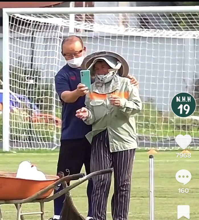 Phản ứng cute có 1 - 0 -2 của thầy Park khi nữ lao công xin chụp ảnh-4