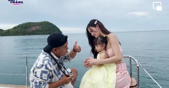 Con gái Đông Nhi giật sạch spotlight khi du lịch cùng bố mẹ-4