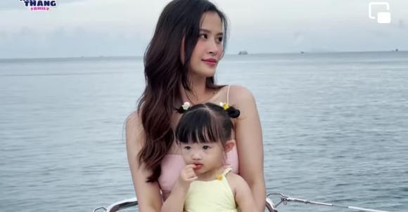 Con gái Đông Nhi giật sạch spotlight khi du lịch cùng bố mẹ-5