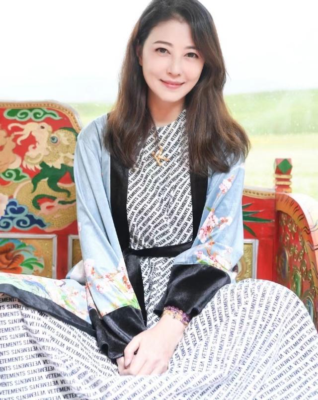 Cuộc sống cô độc tuổi 56 của mỹ nhân TVB Châu Hải My-11