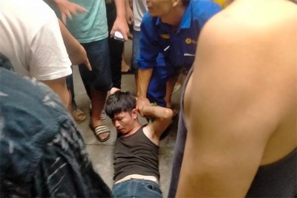 Clip: Thanh niên xông vào đập tủ kính lấy vàng vứt ra đường-2