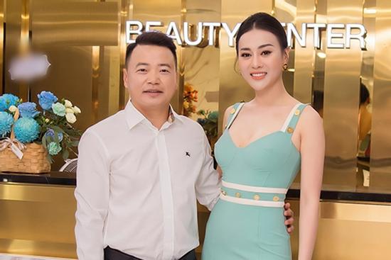 Phương Oanh cập nhật Facebook ảnh sánh đôi shark Bình