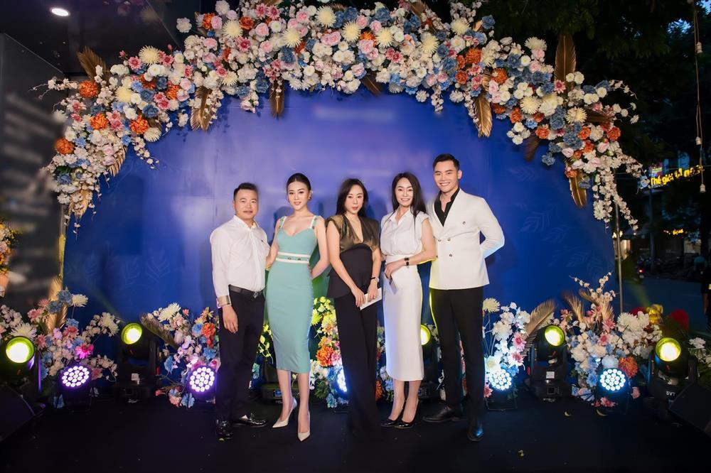 Phương Oanh cập nhật Facebook ảnh sánh đôi shark Bình-2