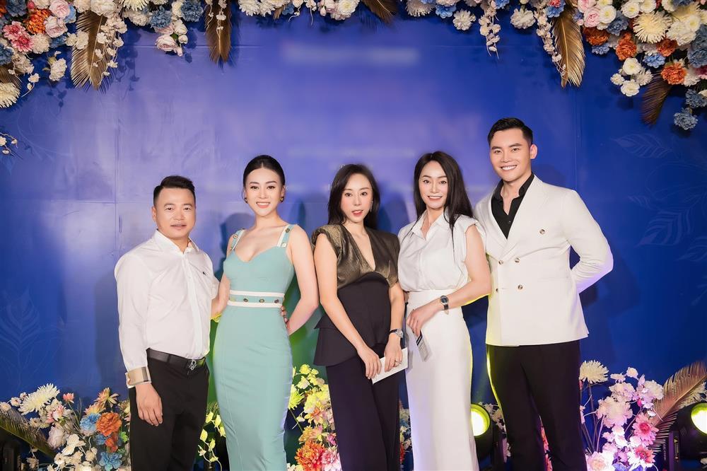 Phương Oanh cập nhật Facebook ảnh sánh đôi shark Bình-3