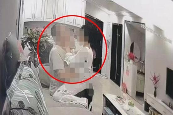 Vợ lắp camera kín trong nhà, bàng hoàng với danh tính 'kẻ thứ ba'