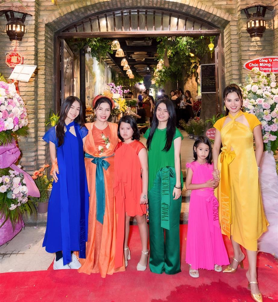 4 con gái xúng xính váy áo xuất hiện cùng Vũ Thu Phương-1