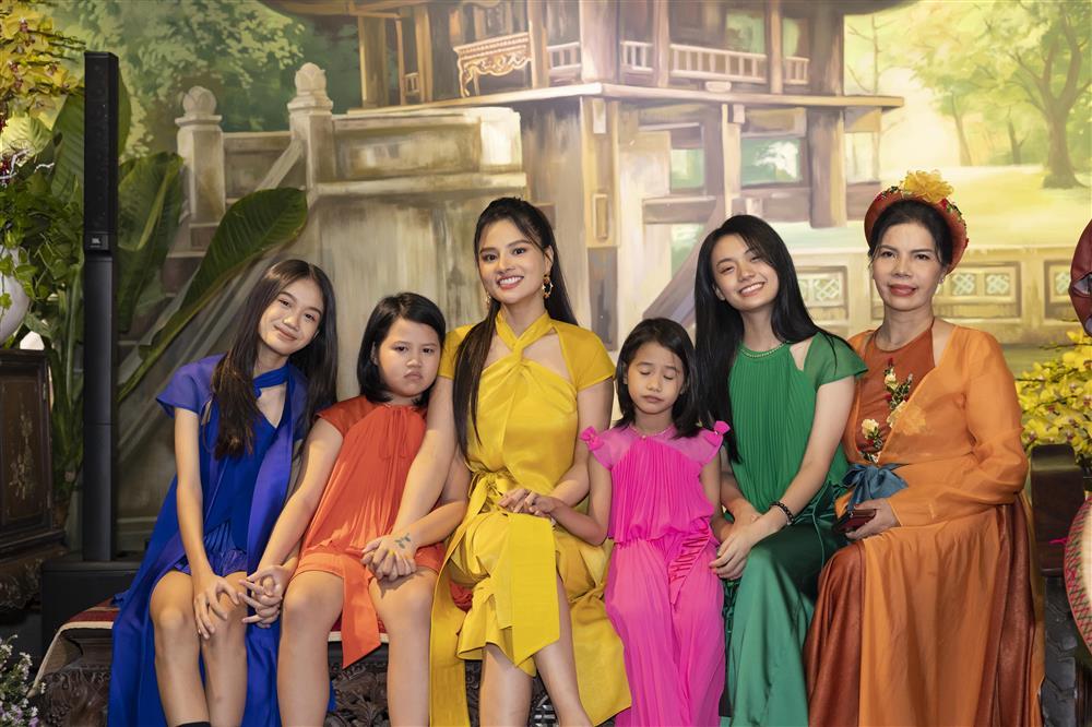 4 con gái xúng xính váy áo xuất hiện cùng Vũ Thu Phương-2