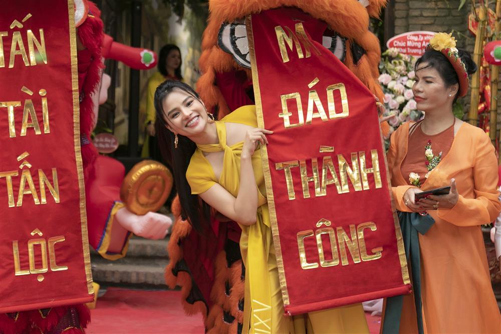 4 con gái xúng xính váy áo xuất hiện cùng Vũ Thu Phương-3