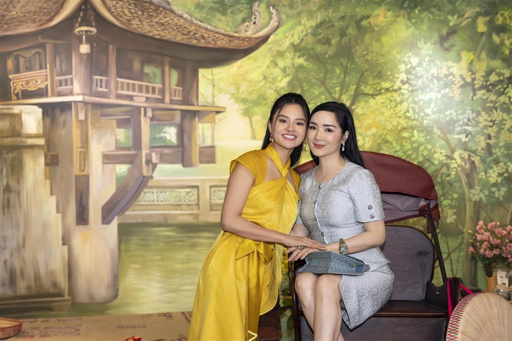 4 con gái xúng xính váy áo xuất hiện cùng Vũ Thu Phương-4