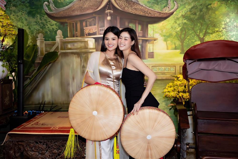 4 con gái xúng xính váy áo xuất hiện cùng Vũ Thu Phương-6