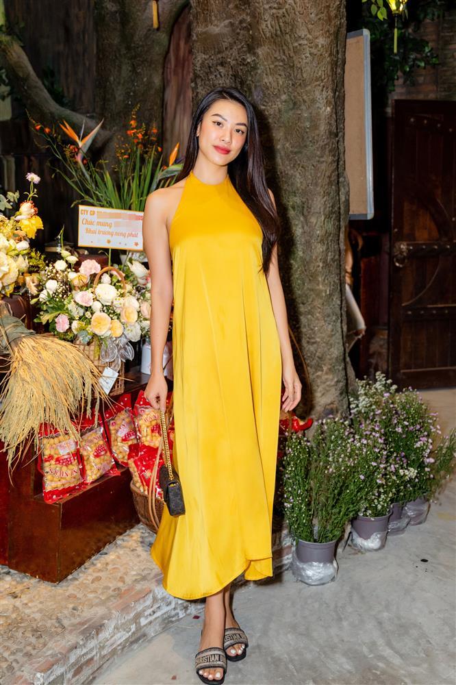 4 con gái xúng xính váy áo xuất hiện cùng Vũ Thu Phương-9