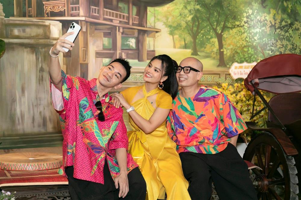 4 con gái xúng xính váy áo xuất hiện cùng Vũ Thu Phương-10