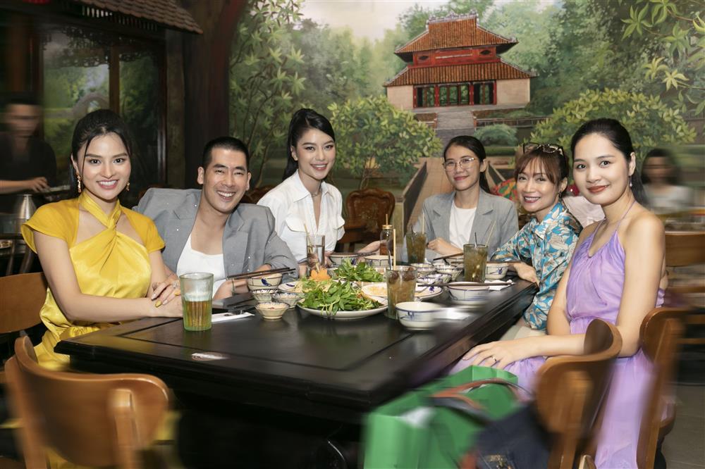 4 con gái xúng xính váy áo xuất hiện cùng Vũ Thu Phương-12