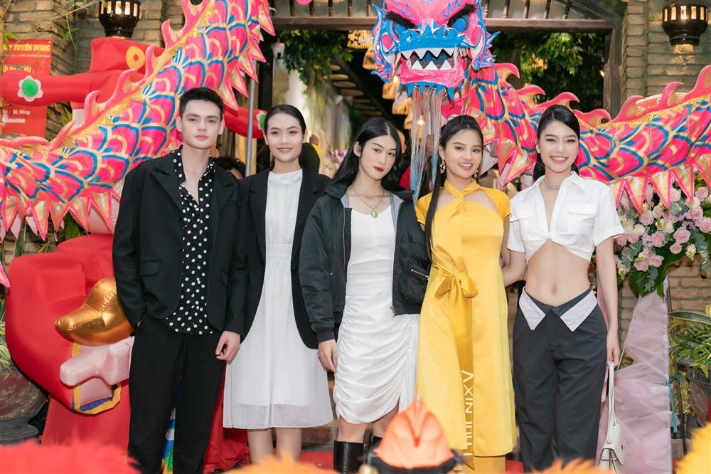 4 con gái xúng xính váy áo xuất hiện cùng Vũ Thu Phương-13