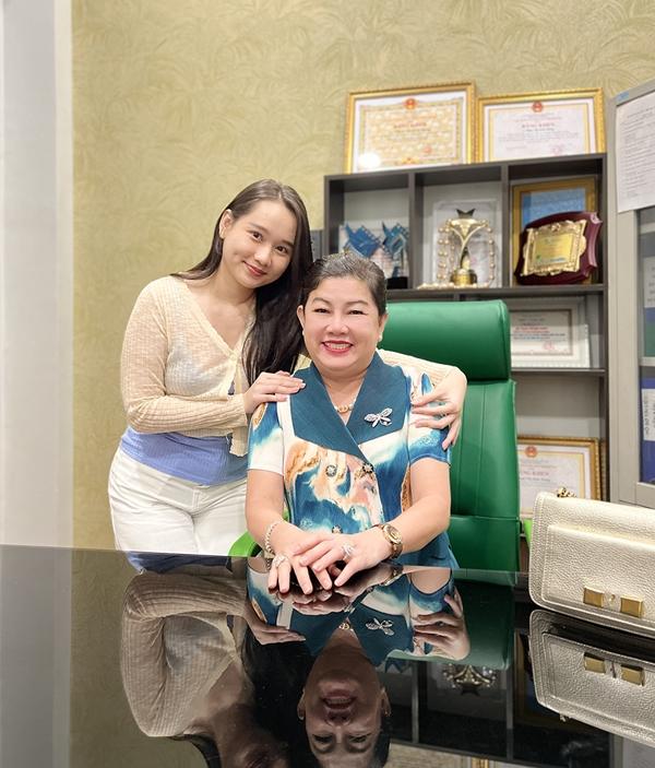 Nữ chính phim doanh thu 180 tỷ liên tục té ngã trên thảm đỏ, lý do là gì?-3