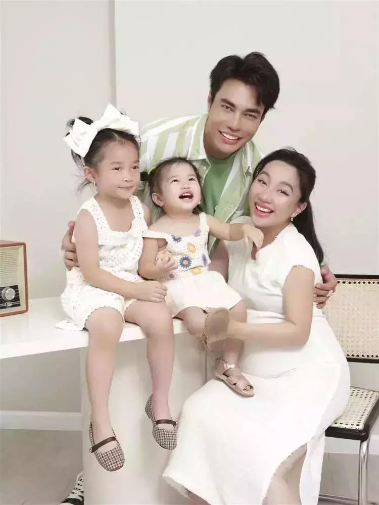 Vợ Lê Dương Bảo Lâm ôm con khóc nấc, chuyện gì đây?-6