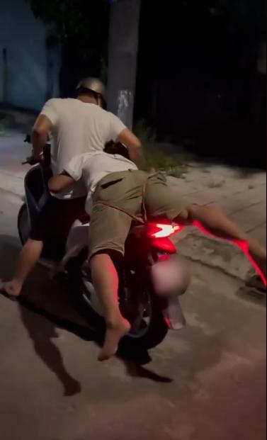 Bạn say đến lú lẫn, thanh niên lấy dây thừng buộc bạn vào xe máy đưa về-1