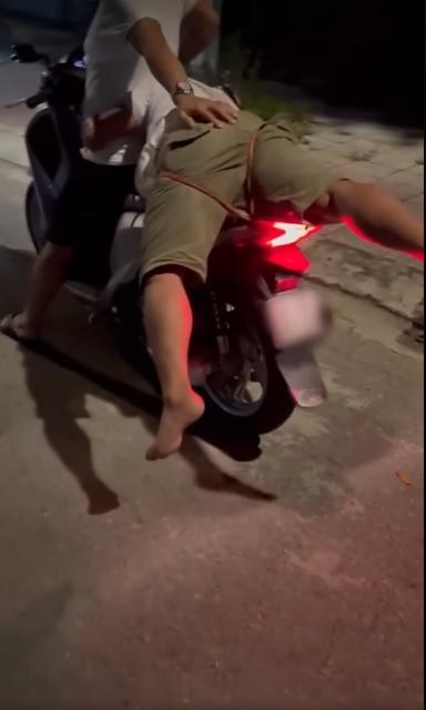 Bạn say đến lú lẫn, thanh niên lấy dây thừng buộc bạn vào xe máy đưa về-2