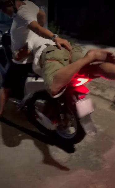 Bạn say đến lú lẫn, thanh niên lấy dây thừng buộc bạn vào xe máy đưa về-3