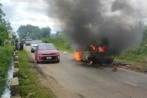 Nối dây điện để thử phao xăng, ôtô bốc cháy dữ dội-2