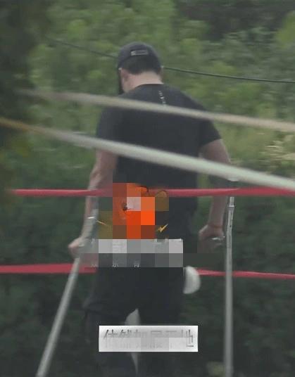 Ngô Kinh phải chống nạng đi lại-1