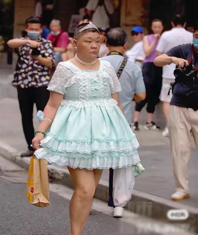 Ảnh ngày trẻ công chúa U60 thích mặc váy nổi khắp cõi mạng-7