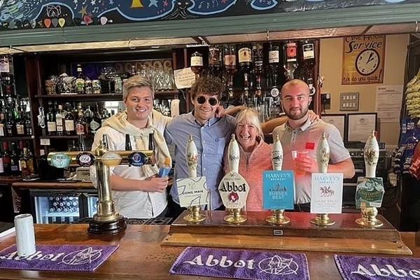 Ăn chân gà nhiều nhất, nhanh nhất trong 60 giây lập kỷ lục thế giới-3