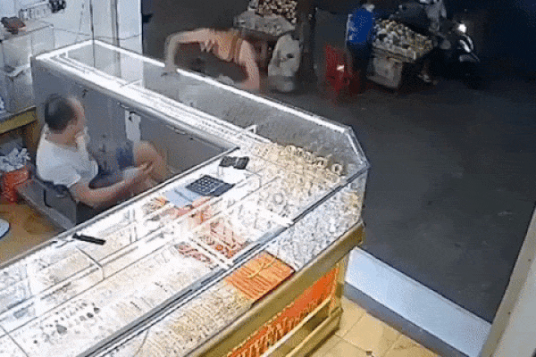 Clip: Thanh niên xông vào đập tủ kính lấy vàng vứt ra đường