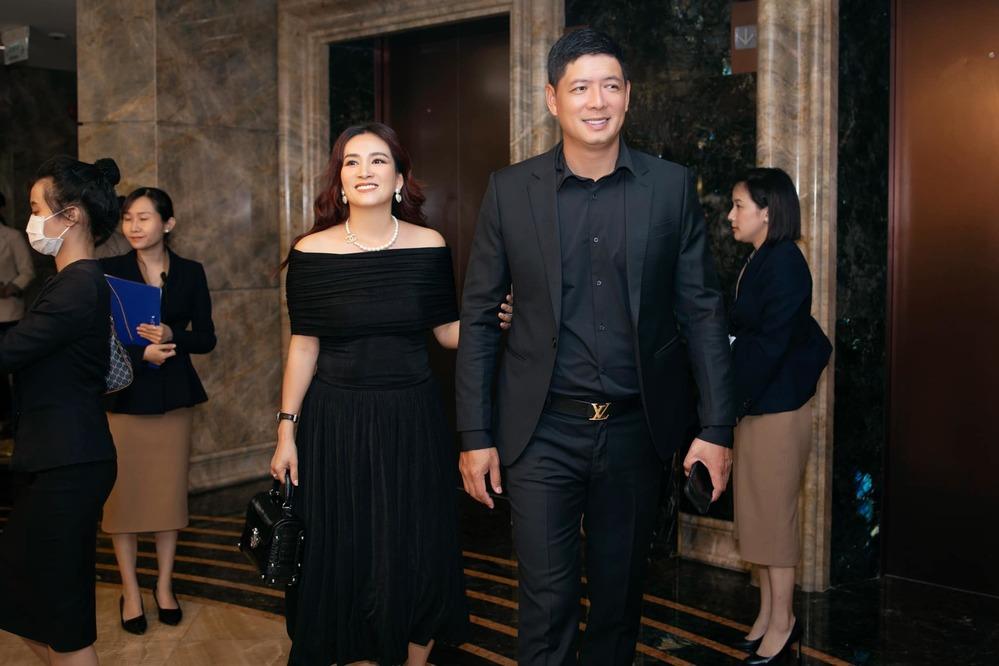 Bình Minh và vợ hơn 4 tuổi mặc đồ ton-sur-ton xứng đôi-1