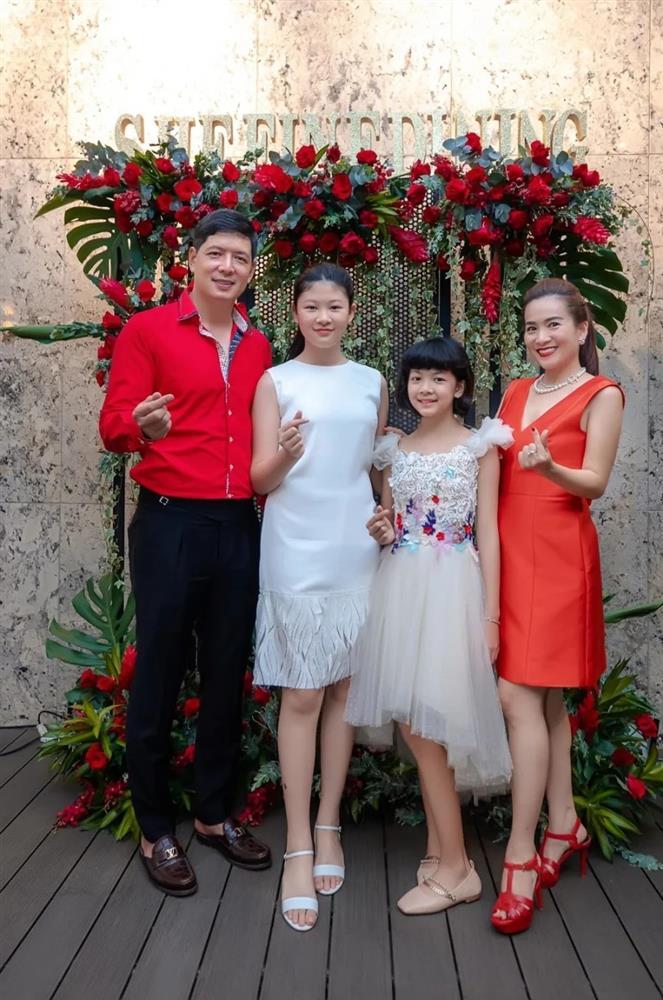 Bình Minh và vợ hơn 4 tuổi mặc đồ ton-sur-ton xứng đôi-11