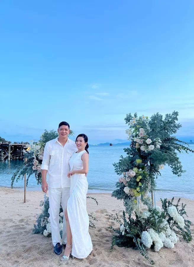 Bình Minh và vợ hơn 4 tuổi mặc đồ ton-sur-ton xứng đôi-7