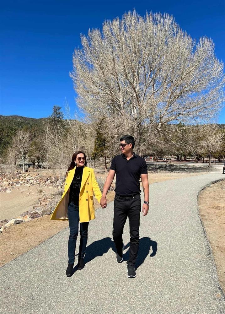 Bình Minh và vợ hơn 4 tuổi mặc đồ ton-sur-ton xứng đôi-13