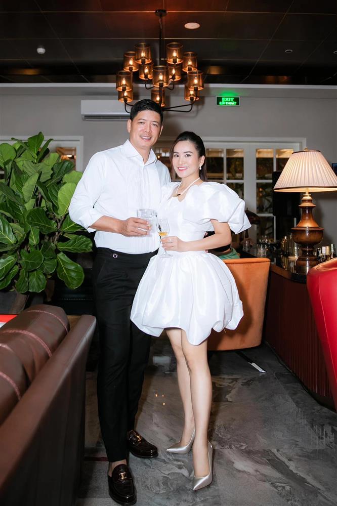 Bình Minh và vợ hơn 4 tuổi mặc đồ ton-sur-ton xứng đôi-8