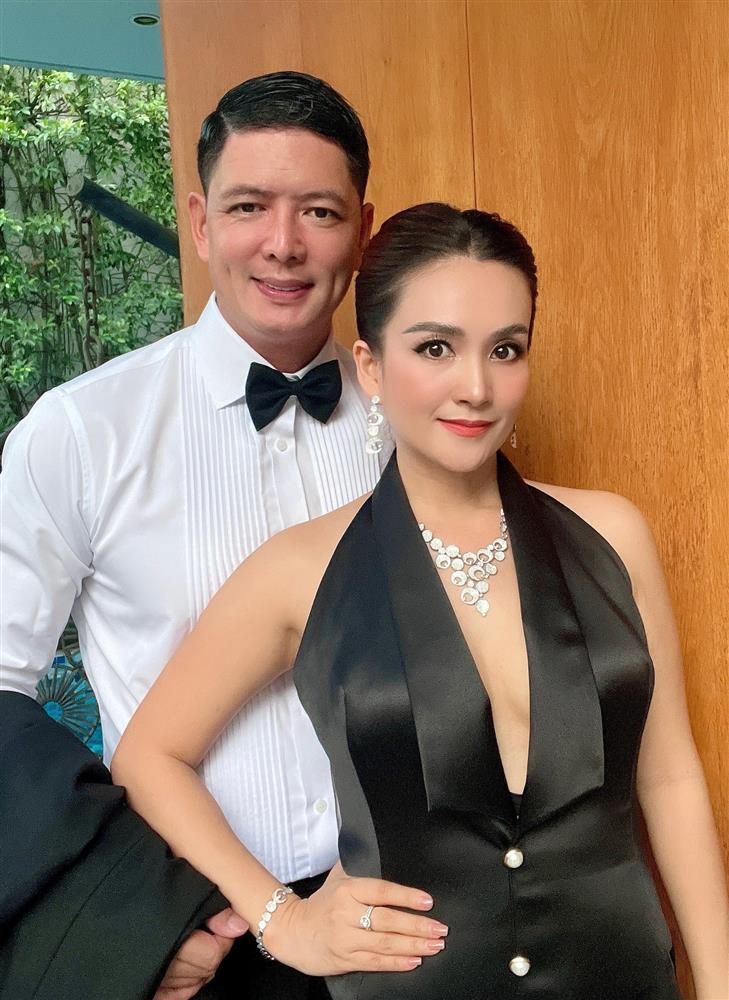 Bình Minh và vợ hơn 4 tuổi mặc đồ ton-sur-ton xứng đôi-9