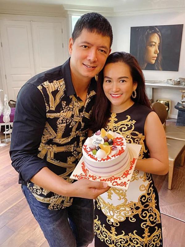 Bình Minh và vợ hơn 4 tuổi mặc đồ ton-sur-ton xứng đôi-12