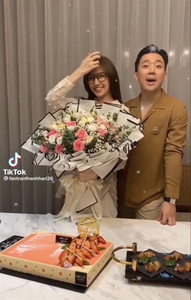 Hari Won khóa môi Trấn Thành, nhan sắc lạ lẫm gây chú ý-3