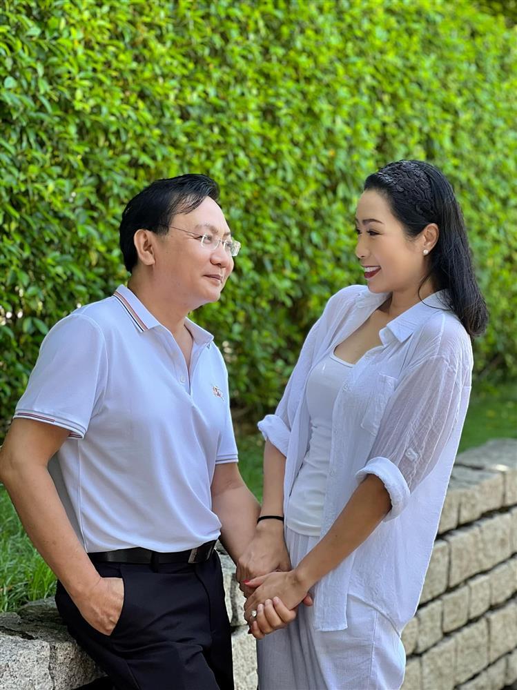 Trịnh Kim Chi khoe nhẫn kim cương to ngang hột mít-4