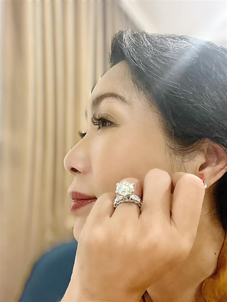Trịnh Kim Chi khoe nhẫn kim cương to ngang hột mít-7