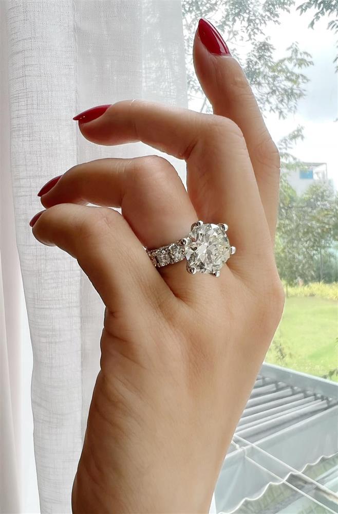 Trịnh Kim Chi khoe nhẫn kim cương to ngang hột mít-9