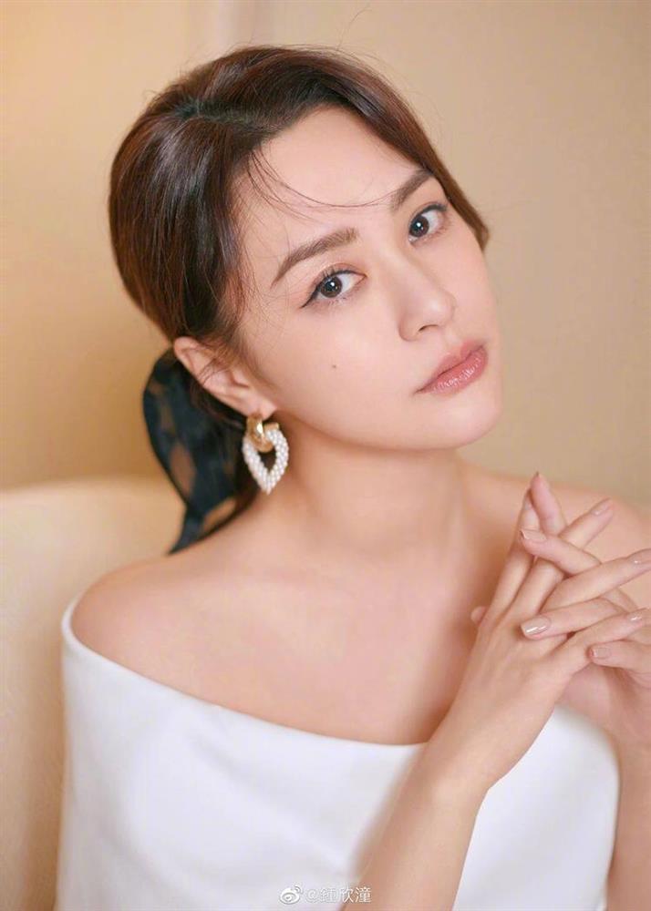 Chung Hân Đồng bị tạm giữ tại nước ngoài vì nghi phạm pháp-1