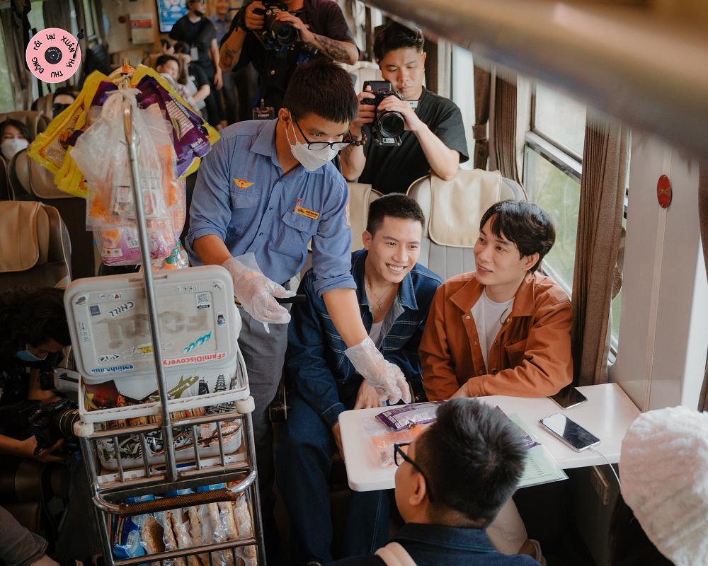 Trịnh Thăng Bình khởi động chuỗi tour show, Trúc Nhân ngẫu hứng hát trên xe lửa-10