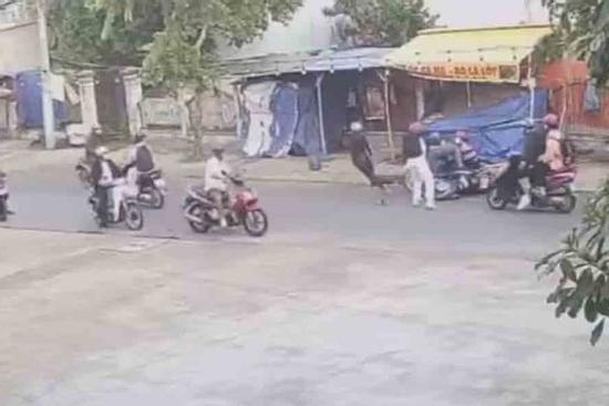 Cướp táo tợn vật ngã nữ sinh giật điện thoại ngay cổng trường ở TP.HCM